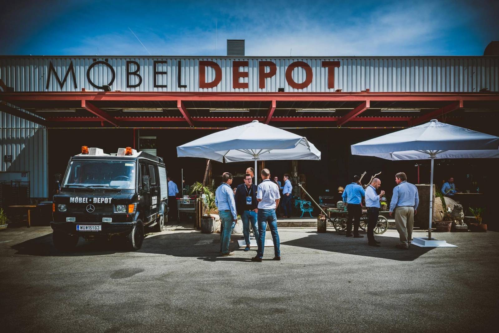 Möbeldepot Eventloaction Wien 1230 bitet Platz zum Networken und für ein gelungenes Sommerfest